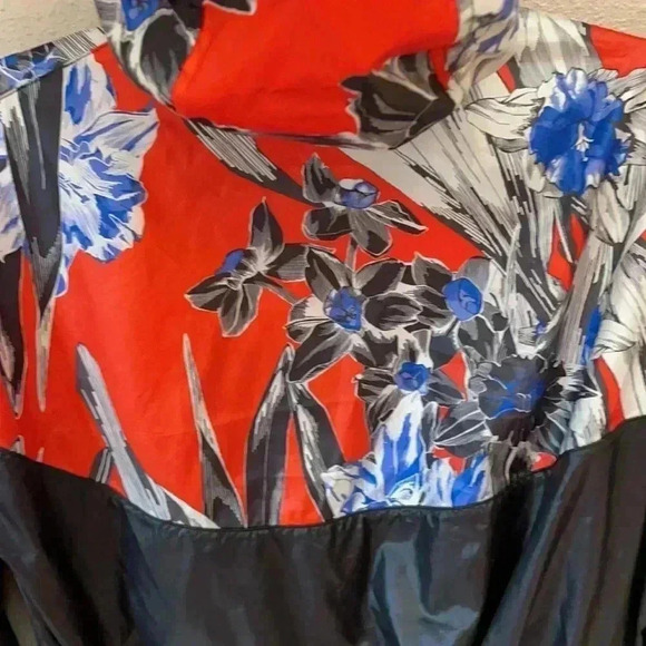 NIKE Women’s Hooded Wind Breaker Jacket - Picture 7 of 9